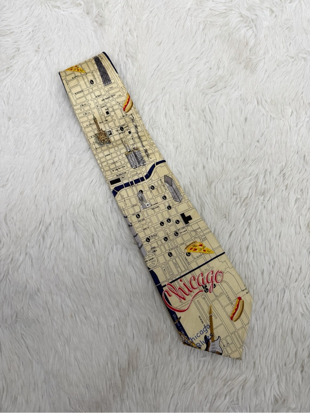 MUSEUM ARTIFACTS / 100% silk vintage Chicago themed tie